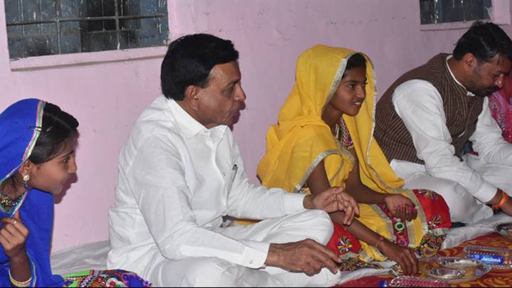 उप मुख्यमंत्री श्री देवड़ा ने ग्राम बाग्या के विद्यार्थियों के साथ किया मध्यान्ह भोजन